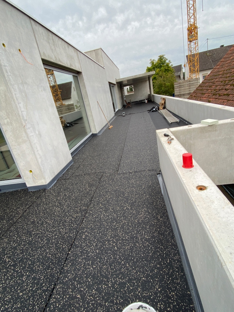 Dachterrasse und Attika-Abdichtung in Sichtbeton-Architektur